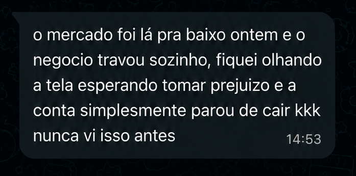 Print de conversa de WhatsApp: usuário relata que o mercado caiu e a conta travou sozinha, parando de perder, e que nunca tinha visto isso antes.